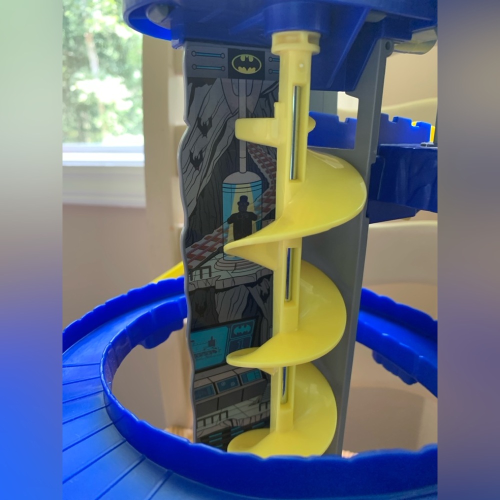 Thomas & Friends DC Super Friends Minis Batcave with 6 Minis - Picture 3 of 5